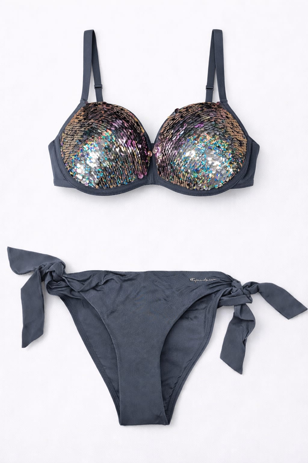 Lote Stock-Mix 1041. De 25 Bañadores y Bikinis de EA7 Emporio Armani. Temporada Verano.